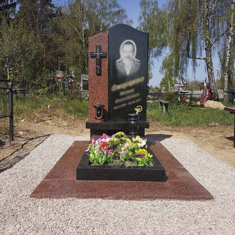 Одинарний пам'ятник на підставці та колоною з хрестом червоного граніту № 40664