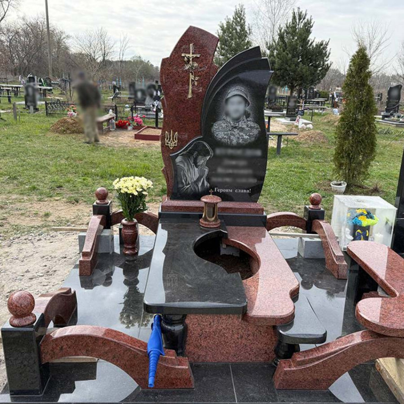 Гранітний комплекс воїну ЗСУ з червоного та чорного граніту № 13327