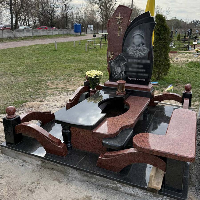 Гранітний комплекс воїну ЗСУ з червоного та чорного граніту № 13327