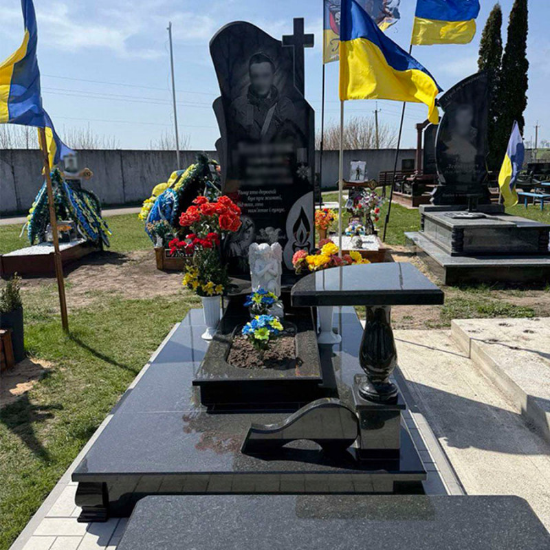 Пам'ятник військовому з хрестом та свічкою на могилу № 157514