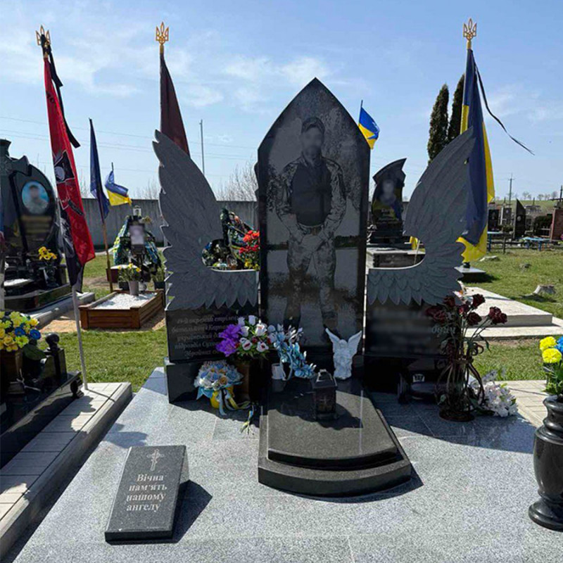 Пам'ятник військовому з крилами № 972283