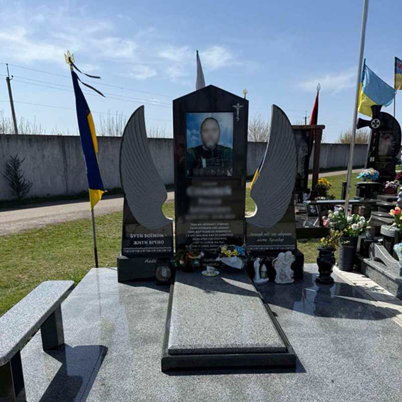 Пам'ятник з крилами військовому № 952630