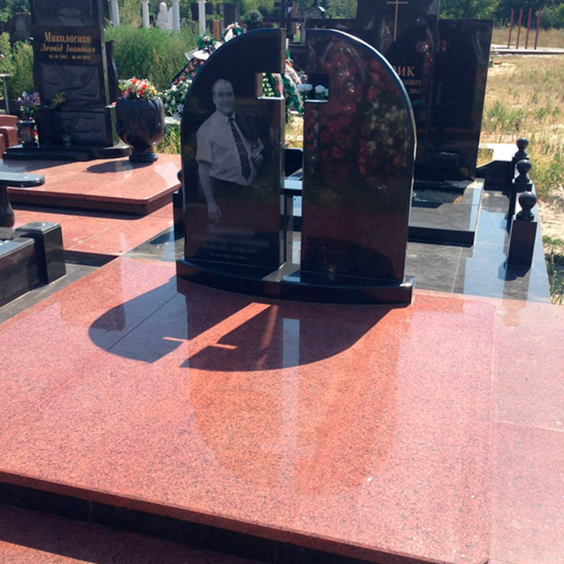 Пам'ятник з повітряним хрестом посередині № 738566