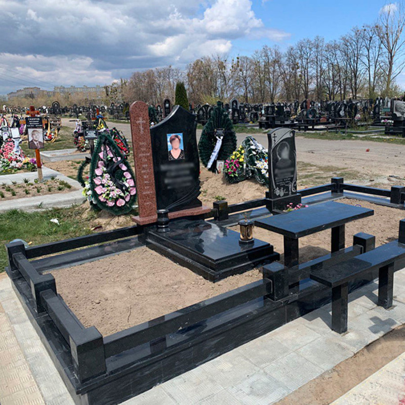 Сімейний гранітний комплекс з гранітним цоколем по периметру № 999133
