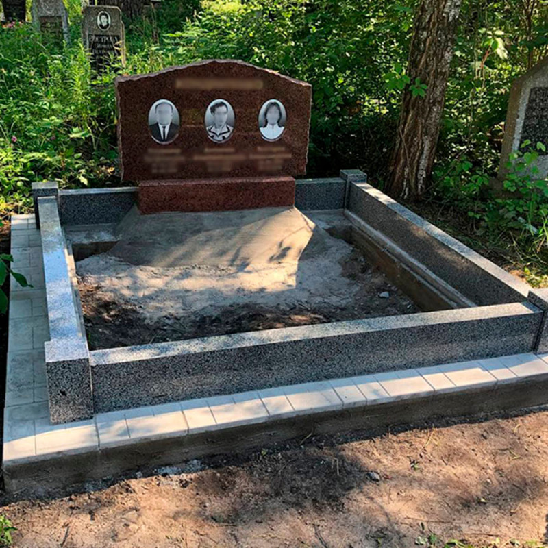 Пам'ятник на трьох з овалами № 725160