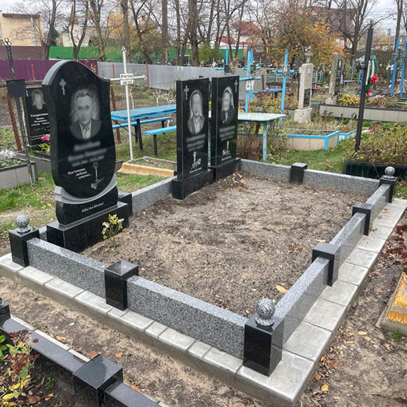 Сімейна могила на трьох з гранітними цоколями № 605378