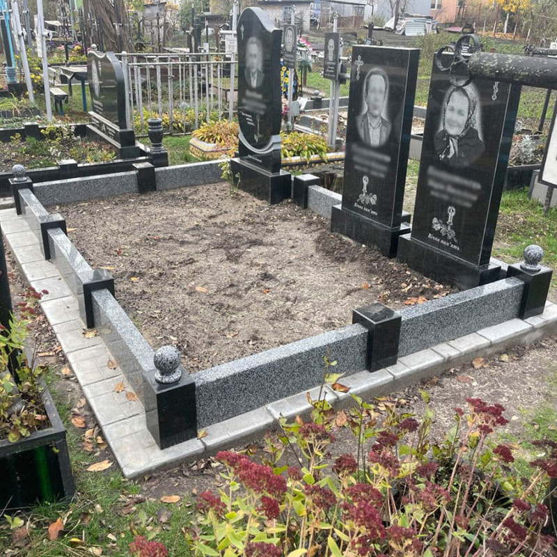 Сімейна могила на трьох з гранітними цоколями № 605378