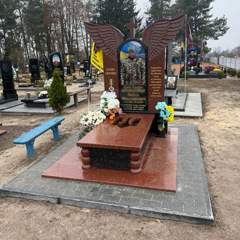 Меморіальний комплекс військовому на кладовище з пам'ятником з крилами № 757813