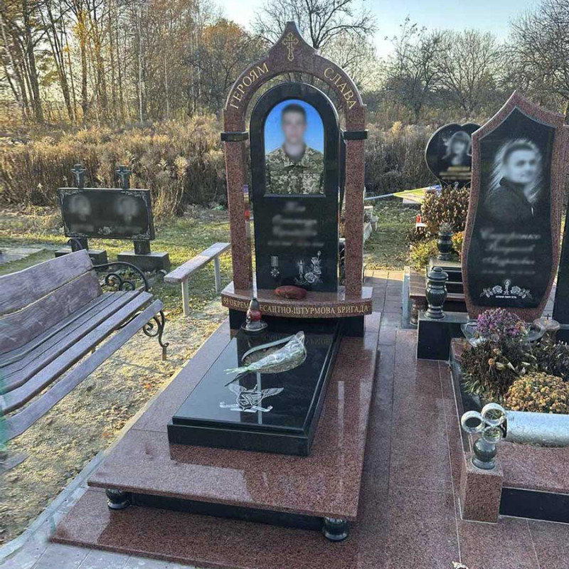 Пам'ятник військовому з колонами № 12662