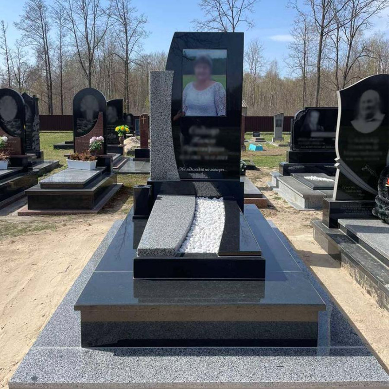 Гранітний пам'ятник на одного з кольоровою керамікою № 63153