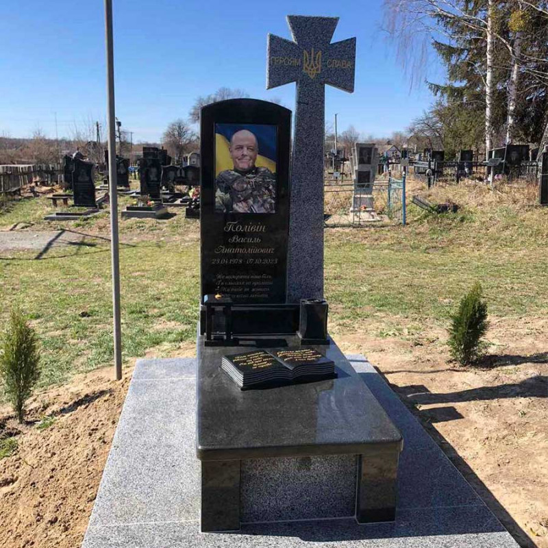 Гранітний вертикальний пам'ятник для військового з козацьким хрестом № 39360