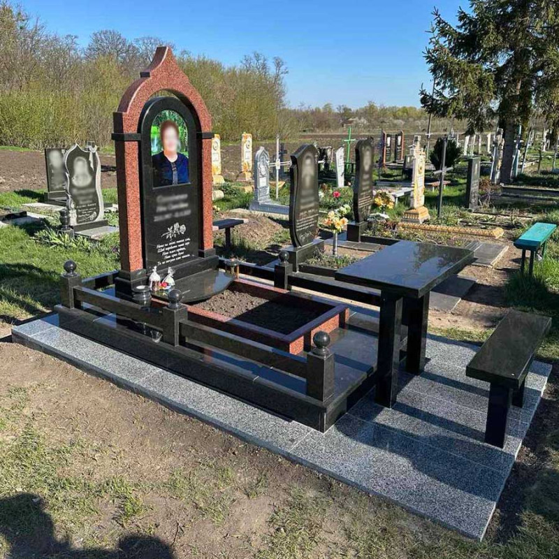 Гранітний комплекс на одного із колонами та столом № 18611
