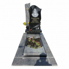 Пам'ятник на одного з сірими надгробними плитами на квітнику № 64146