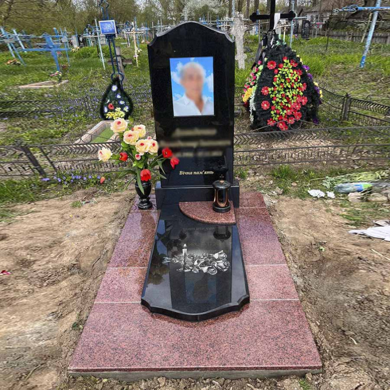 Пам'ятник для одного з врізаною керамікою з портретом та різною надгробкою № 30320