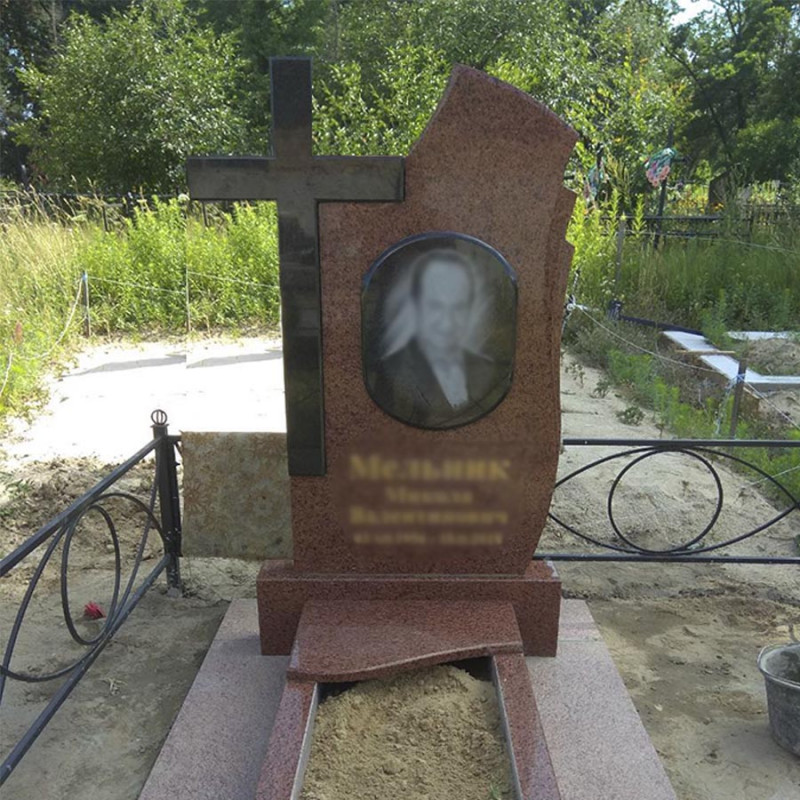 Гранітний вертикальний пам'ятник з хрестом і термованою плиткою № 45620