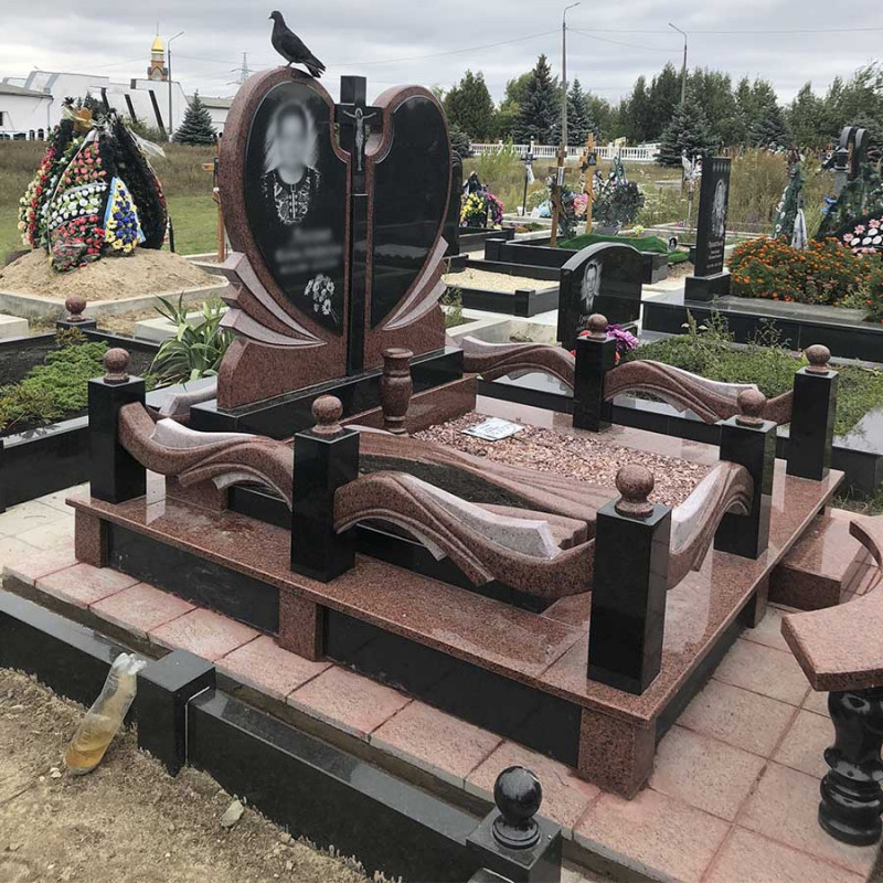 Елітний гранітний комплекс з лезниківського каменю у формі серця № 71686