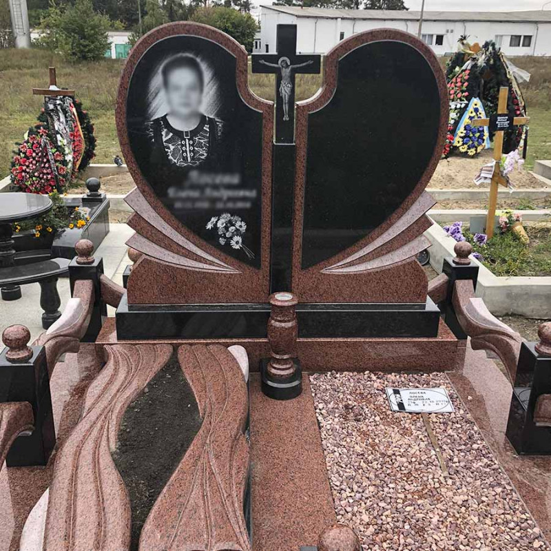 Елітний гранітний комплекс з лезниківського каменю у формі серця № 71686