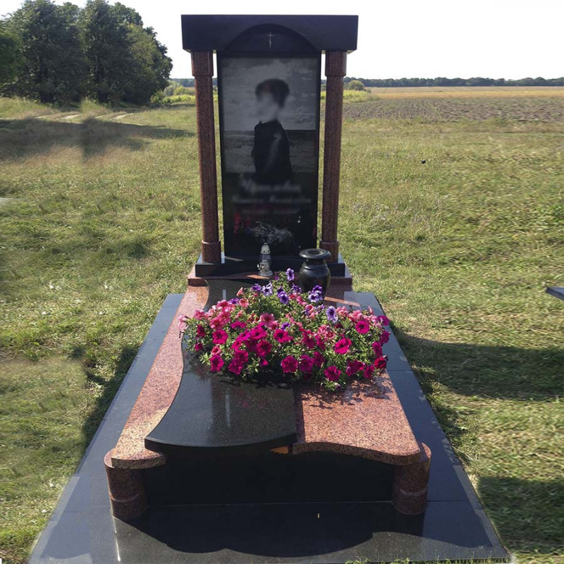 Вертикальний пам'ятник з портретом в повний зріст та гранітними колонами № 82258