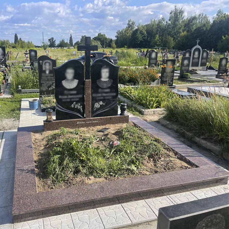 Пам'ятник для двох з хрестом посередині на підставці 75 см № 59415