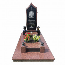 Гранітний вертикальний пам'ятник для чоловіка на підставці № 82137