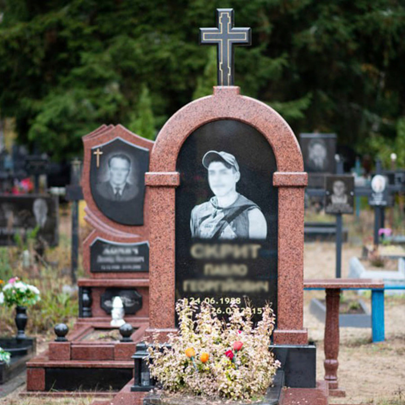 Одинарний пам'ятник з колонами військовому на могилу № 709384