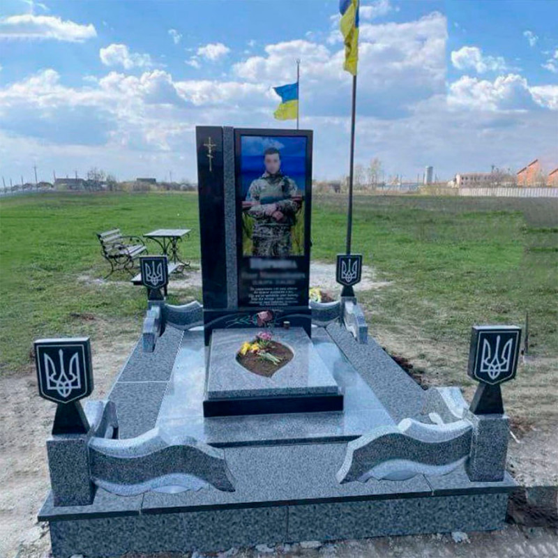 Гранітний комплекс військовому із сірого граніту на могилу № 622278