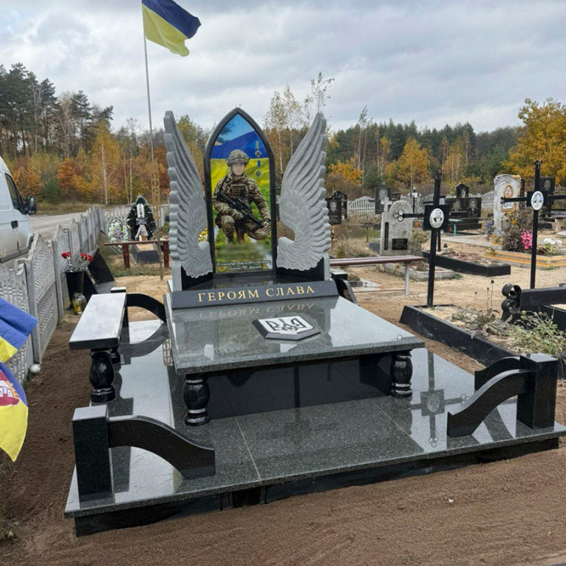 Пам'ятник з крилами військовому на кладовище № 115751