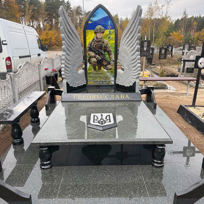 Пам'ятник з крилами військовому на кладовище № 115751