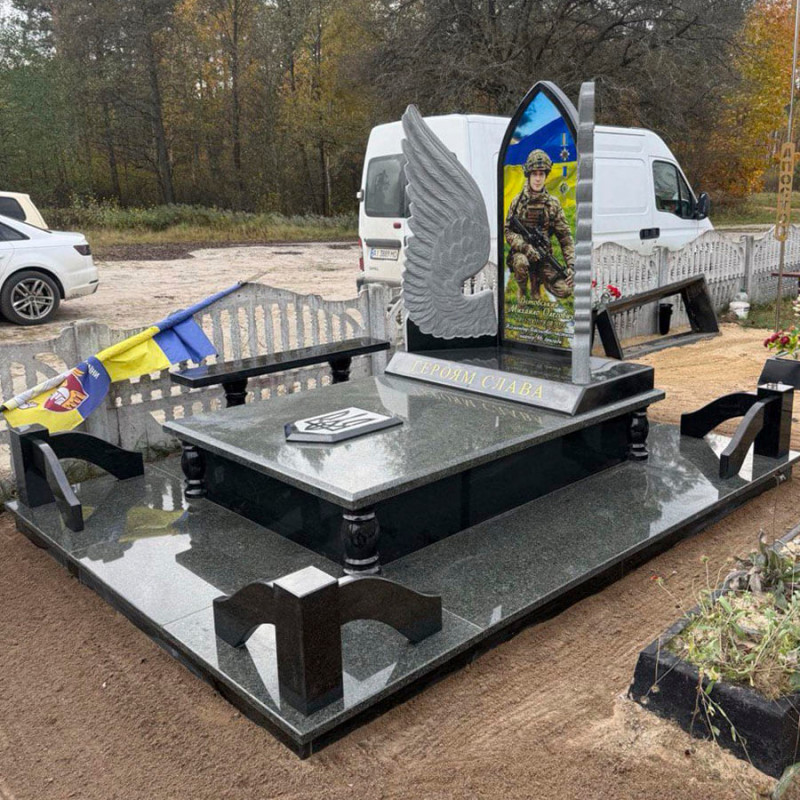 Пам'ятник з крилами військовому на кладовище № 115751