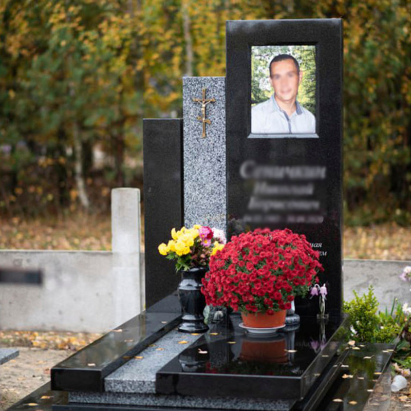 Європейський пам'ятник з боковими колонами на могилу № 673067